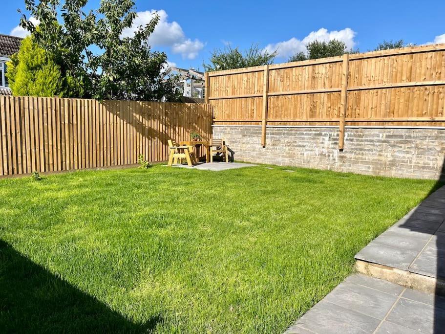 Modern Bungalow In Good Location Aberdulais Exteriér fotografie