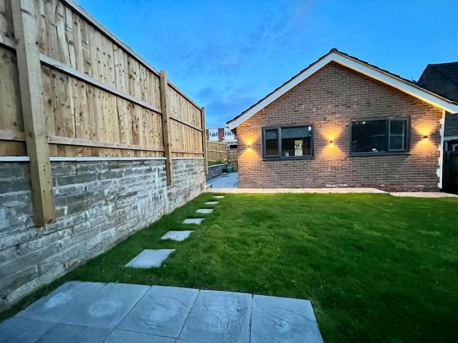 Modern Bungalow In Good Location Aberdulais Exteriér fotografie